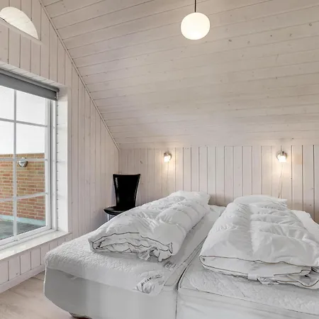 Ringkobing 77 With Hot Tub *