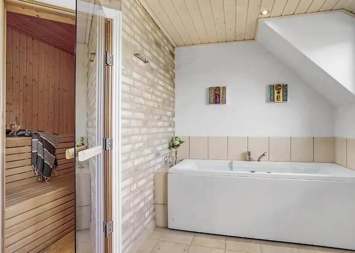 בית נופש 77 With Hot Tub